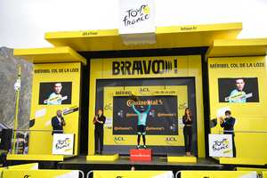 El podio de la etapa 17 con Miguel Ángel López como ganador.