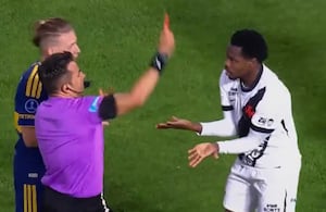 Momento en que expulsan a Carlos Andrés Gómez