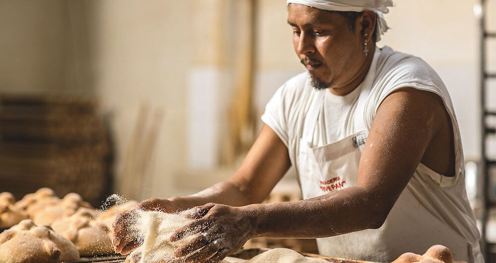 Israel Gaona trabaja 16 horas seguidas el Día de los Muertos para preparar mil panes - uno por minuto - en Rivepan, panadería de Pátzcuaro
