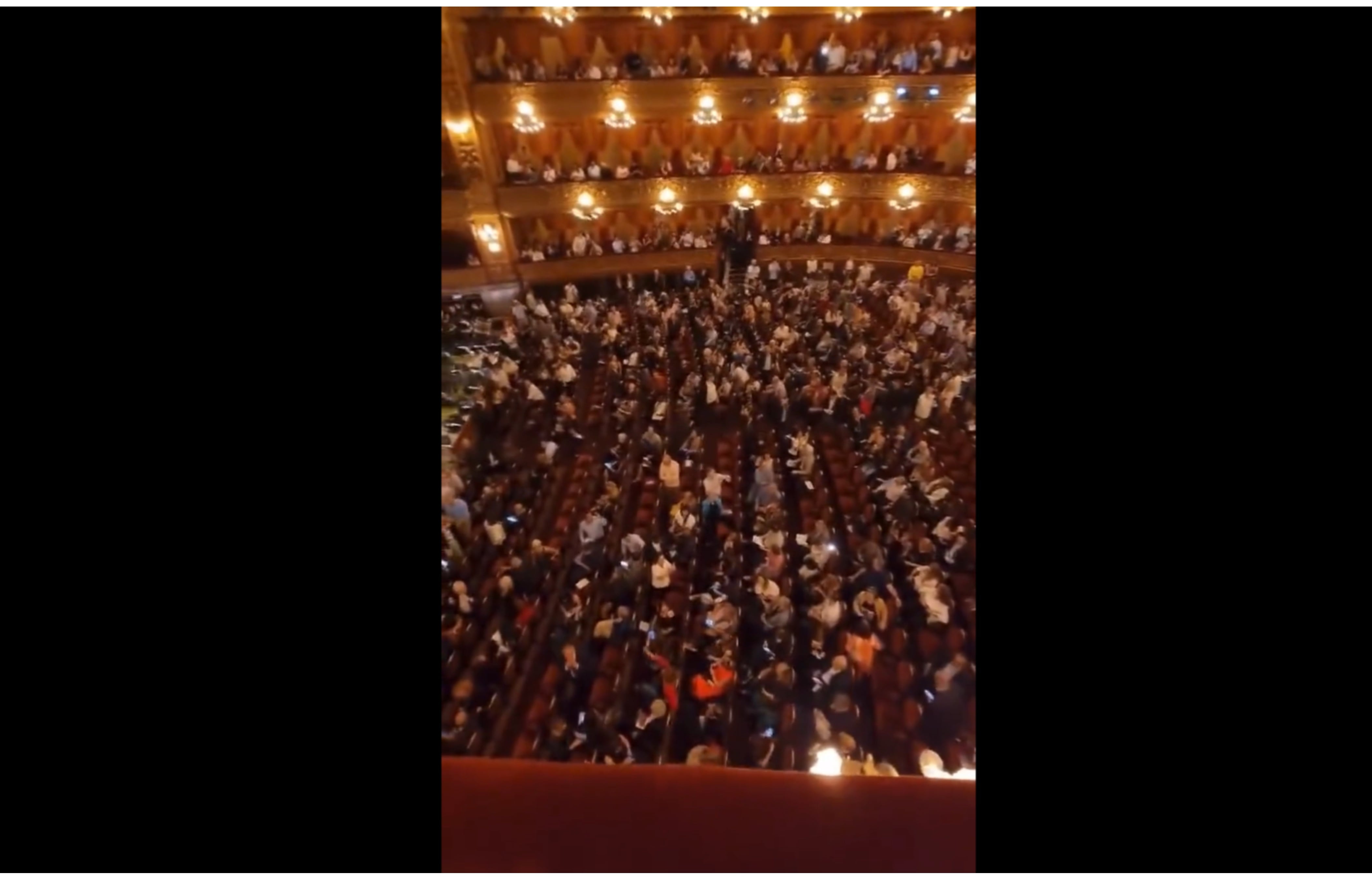 El candidato llegó al incónico tatro acompañado de su pareja, Fátima Gómez.