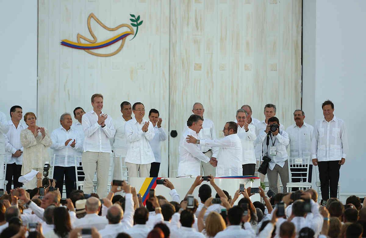Cartagena se convirtió en la primera ciudad de la paz. Allí, el 26 de septiembre el Gobierno y las FARC suscribieron por primera vez el acuerdo al que llegaron los negociadores en La Habana. En una solemne ceremonia que tuvo como protagonistas al presidente Juan Manuel Santos y el máximo jefe de esa guerrilla, Timochenko, se firmó el primer acuerdo de paz con la insurgencia más vieja del continente entre bombos y platillos.  Foto: Daniel Reina/Semana.