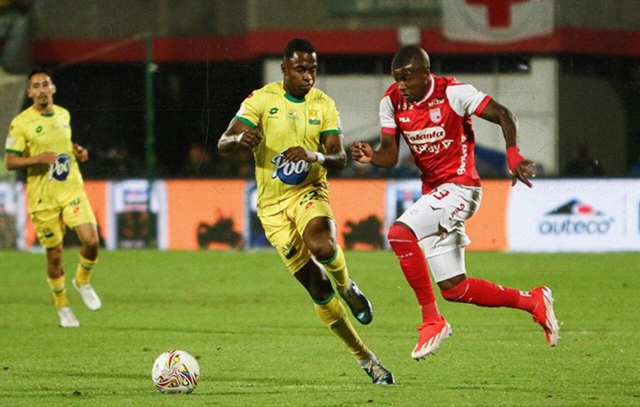 Juego de ida de la gran final entre Bucaramanga y Santa Fe.