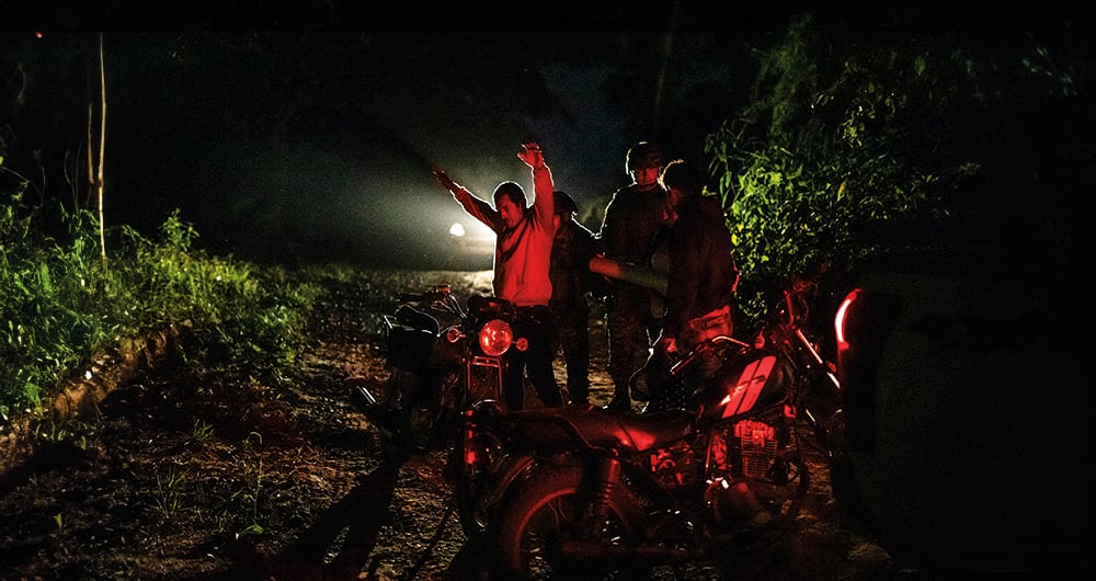 Policías y militares patrullan las calles de Tibú para evitar nuevos enfrentamientos entre ambas guerrillas.