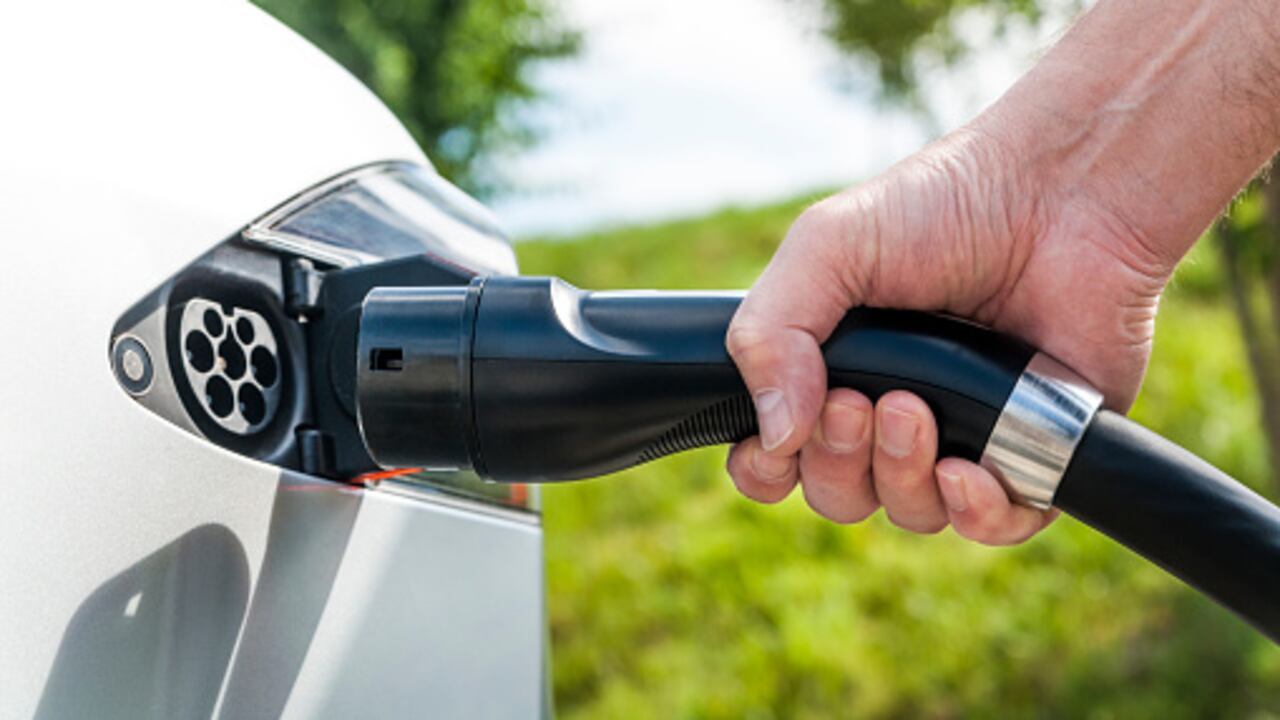 La red de carga de los vehículos Tesla en Estados Unidos estará disponible para otras marcas de automóviles eléctricos por primera vez luego de las negociaciones de la Casa Blanca con su propietario, anunció el gobierno del presidente demócrata Joe Biden.