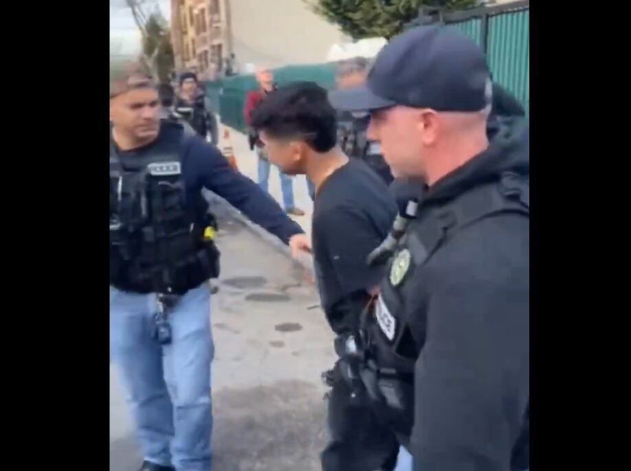 La policía dijo que el tirador, vestido de blanco, y otros dos adolescentes, estaban robando una chaqueta de la tienda poco después de las 7 p.m. cuando fueron confrontados por una guardia de seguridad que pidió ver un recibo.