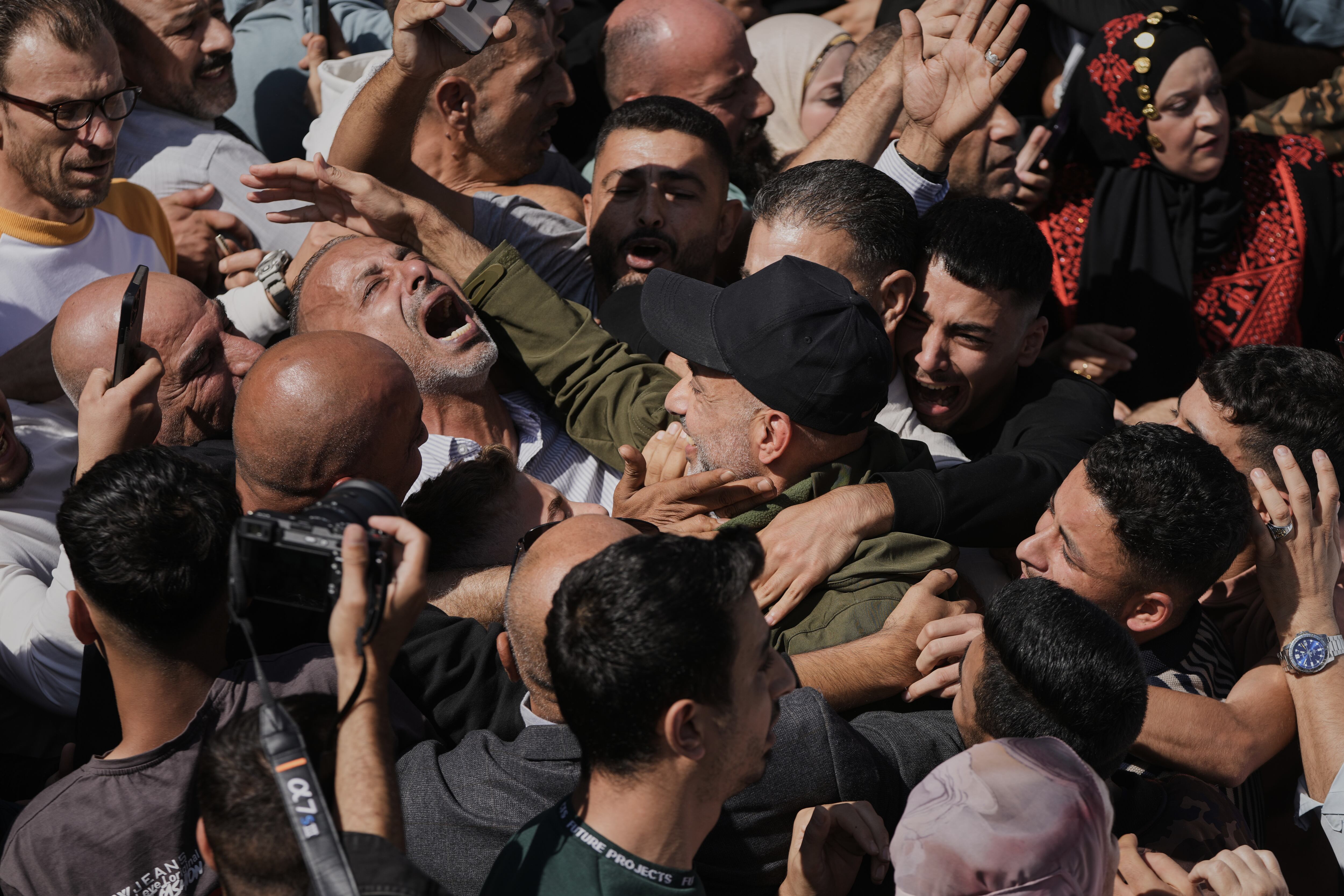 Presos palestinos son recibidos tras ser liberados de una prisión israelí tras un acuerdo de alto el fuego entre Israel y Hamás, en la ciudad cisjordana de Ramallah, el lunes 13 de octubre de 2025.