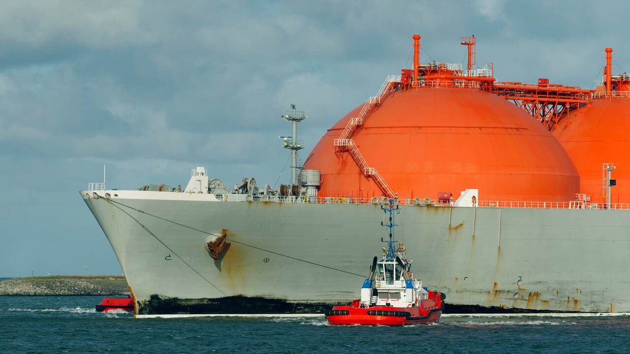 Cisterna de GNL o gas natural licuado que ingresa al puerto de Róterdam, para atracar en la nueva terminal de GNL