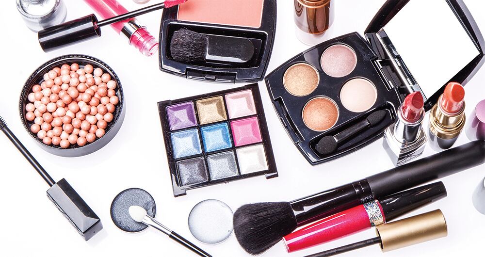 Los cosméticos por definición de la ley son aquellos productos que se utilizan sobre el cuerpo humano con fines de limpieza, belleza o para alterar apariencia externa sin afectar el funcionamiento o estructura del organismo.