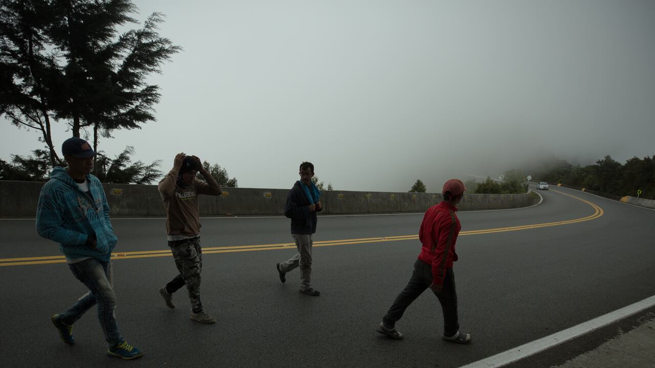 Venezolanos
Caminata de venezolanos migrantes en Colombia recorren la carretera entre Cucuta y Bucaramanga
Santander 17 agosto 2018
Foto Daniel Reina Romero
Revista Semana