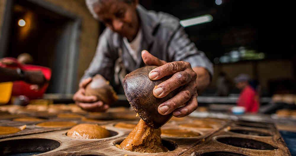 La panela es producida en trapiches o fábricas más sofisticadas. 