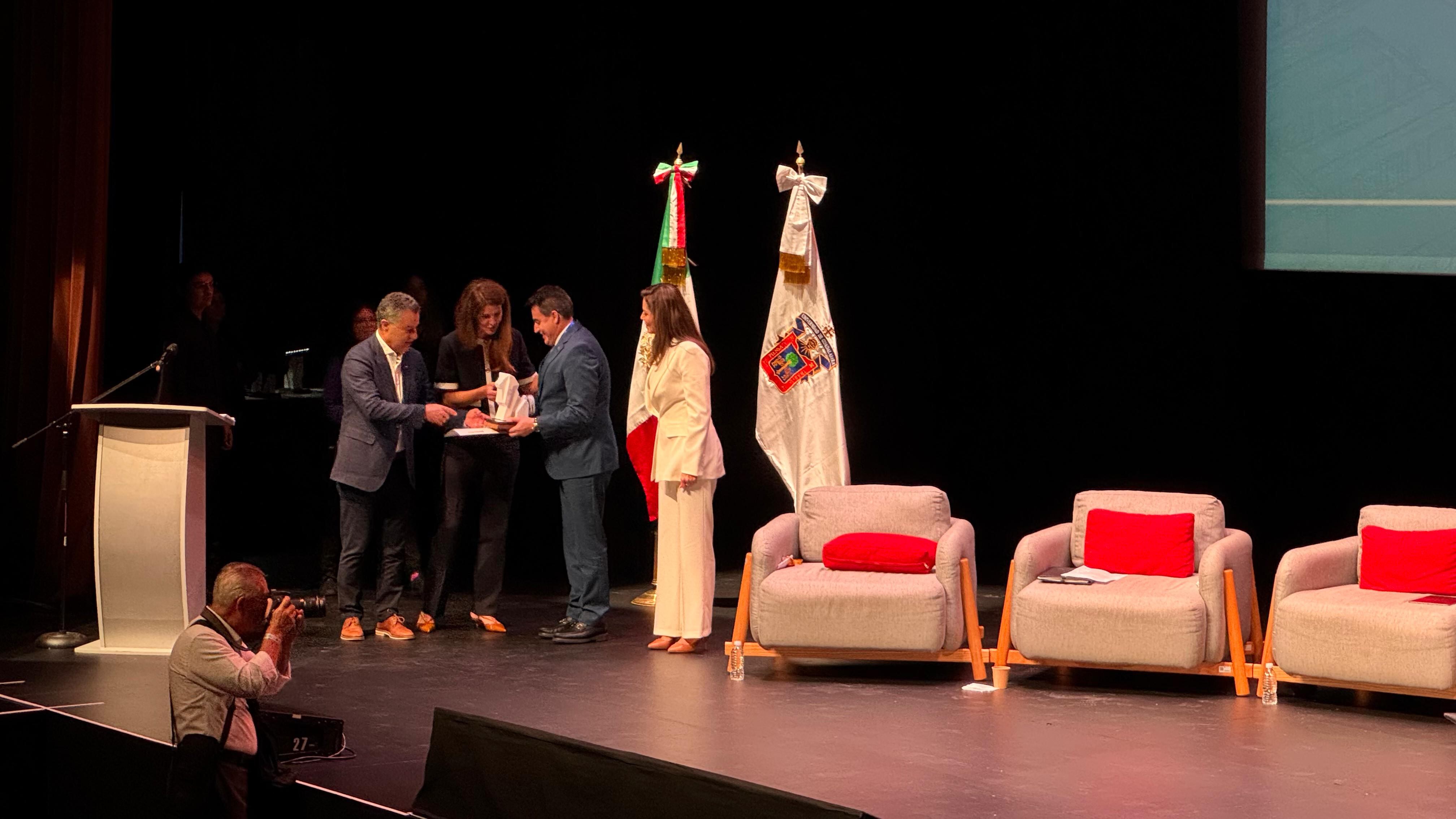 Aníbal Gaviria, presidente de Hábitat LATAM Guadalajara 2025 entregó el premio Ciudades para la vida a Manizales.