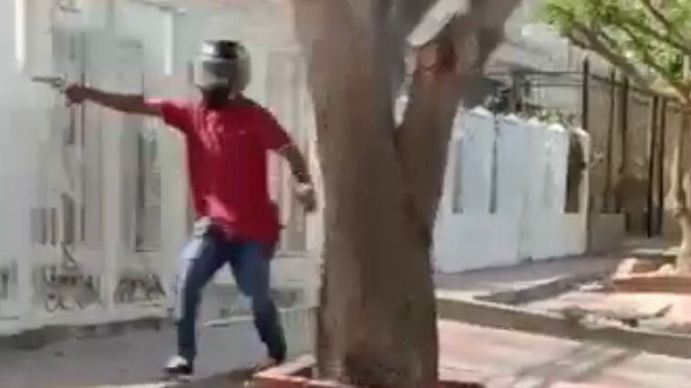 Sujeto dispara contra la fachada de una casa.