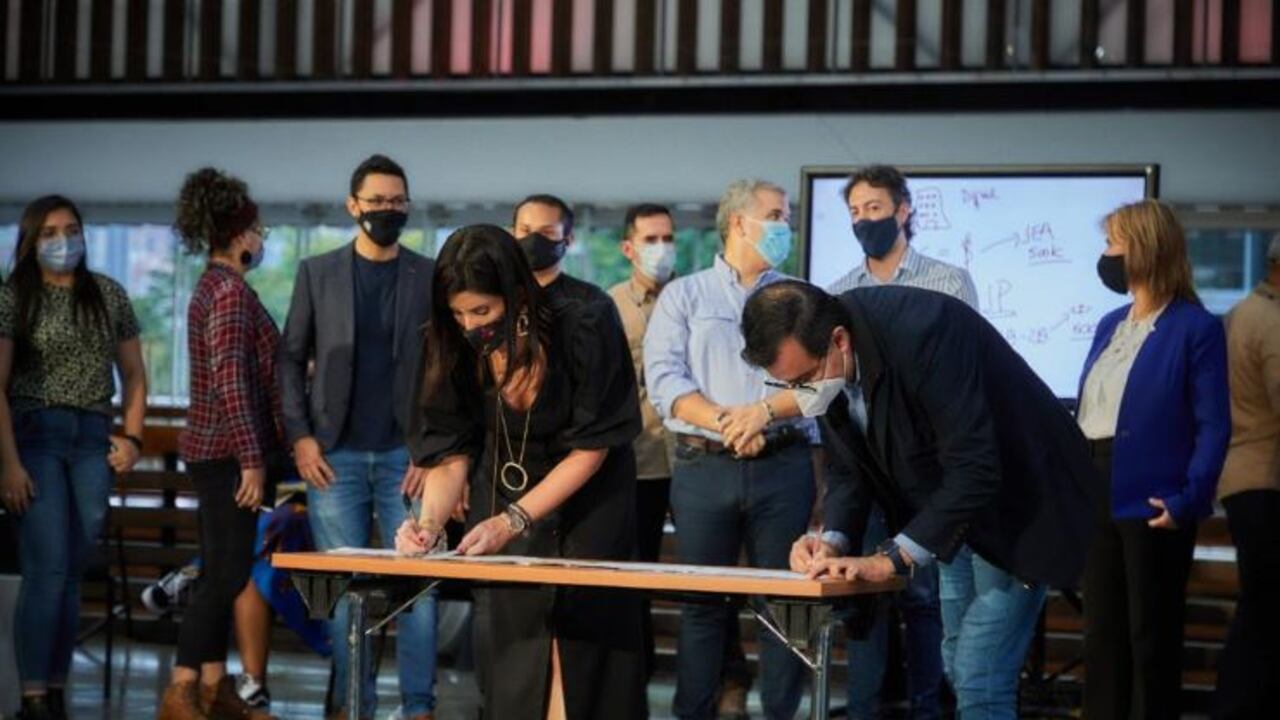 Firma del acuerdo de matrícula cero con universidades de Medellín.