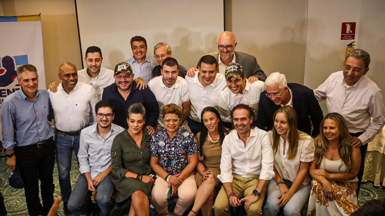 Federico Gutiérrez junto con aspirantes al Concejo de Medellín del Centro Democrático. 31 de julio de 2023.