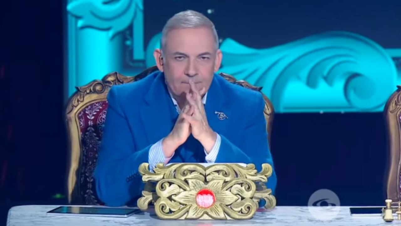 El maestro César Escola no escondió su cara de disgusto frente a la presentación.