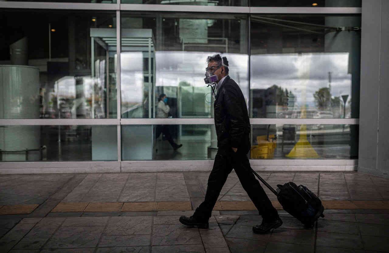 Tanto al ingreso como al interior del aeropuerto se debe mantener la distancia adecuada con otras personas. Foto: Esteban Vega/SEMANA