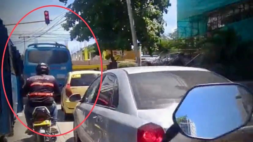 El motorizado se voló el semáforo en rojo en medio de la persecución.