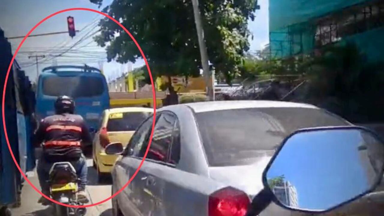 El motorizado se voló el semáforo en rojo en medio de la persecución.