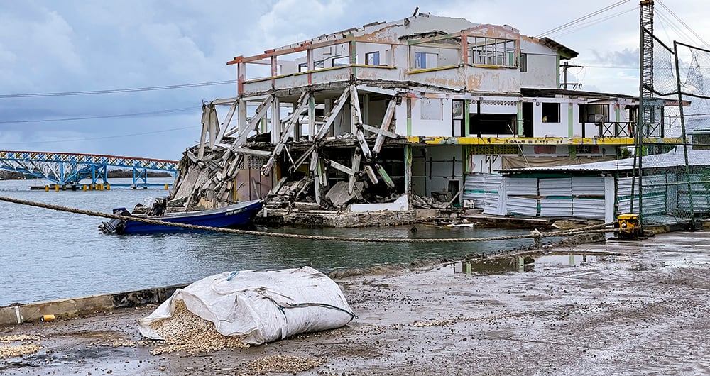   La Alcaldía de Providencia fue destruida casi en su totalidad. El puente que comunica a Providencia con Santa Catalina está siendo reconstruido en estructura metálica.