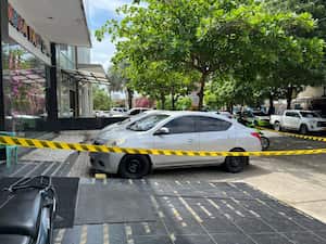 Este es el primer vehículo encontrado que, al parecer, fue usado por los criminales que intentaron asesinar a alias Gatico.