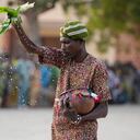 Un hombre rocía agua durante el Festival Anual del Vudú en Ouidah, Benín, el 9 de enero de 2025. (AP Foto/Sunday Alamba)