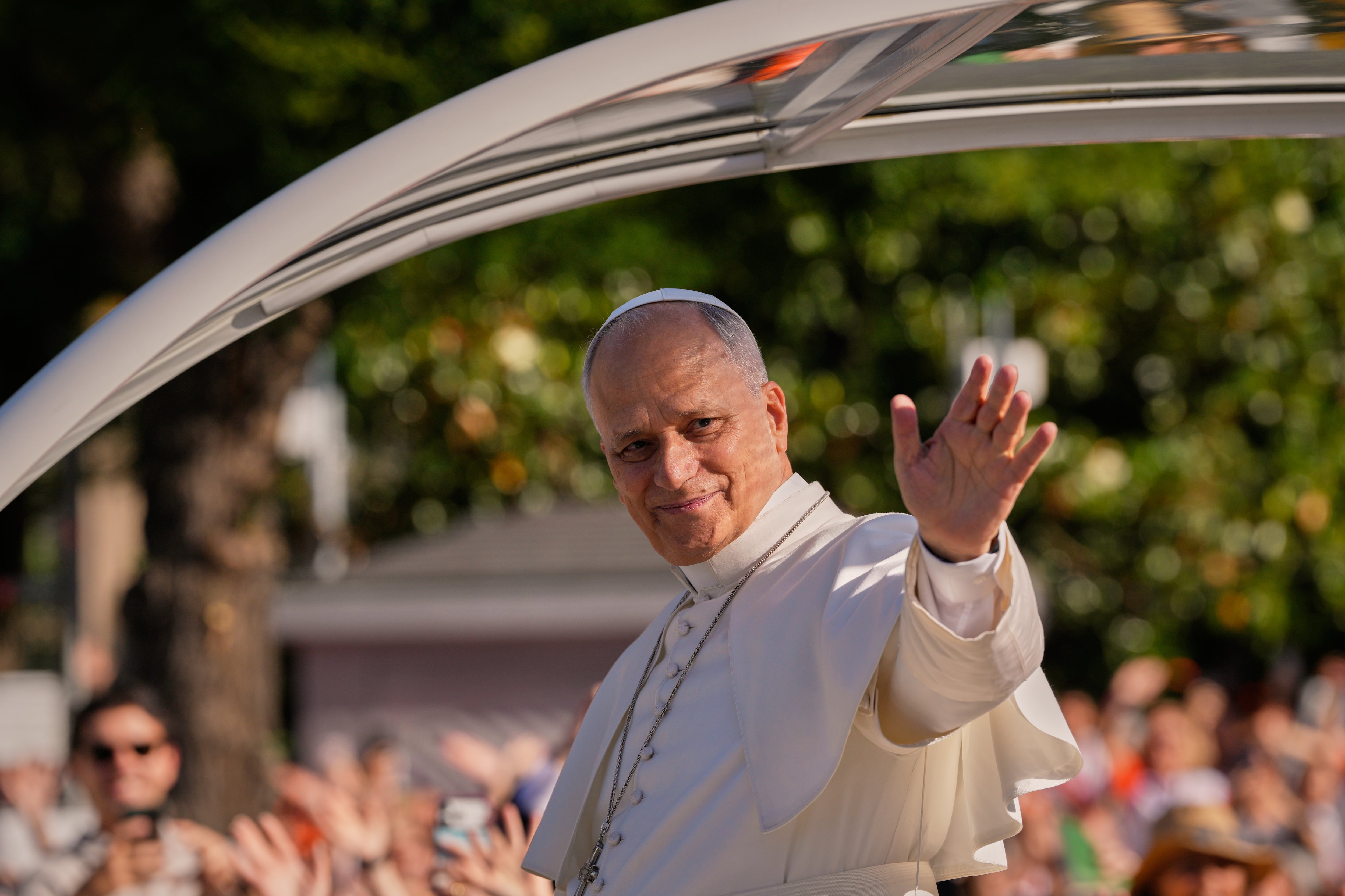 El papa León XIV llega en su papamóvil a la plaza de Cibeles para una misa y una procesión del Corpus Christi en Madrid, España.