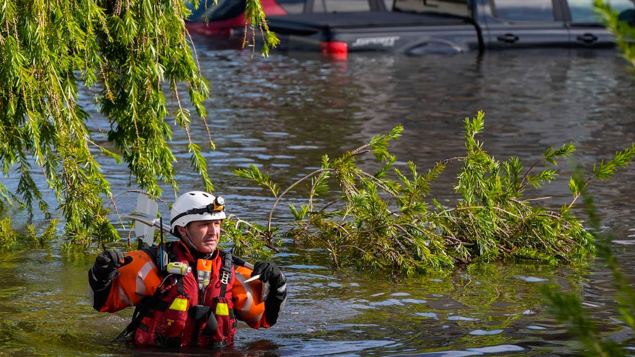 Un miembro del equipo de rescate acuático camina por las aguas inundadas en un complejo de apartamentos tras el paso del huracán Milton, el jueves 10 de octubre de 2024, en Clearwater, Florida.