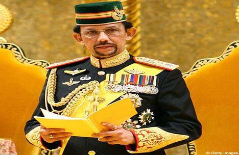 2. Hassanal Bolkiah, Sultán de Brunei. Su fortuna se calculó en 20.000 millones de dólares en el 2011. Su dinero proviene de negocios de gas y petróleo. Se dice que tiene más de 600 Rolls-Royces y vive en uno de los palacios más grandes del mundo. Foto: Twitter @Haziq_Escobar.