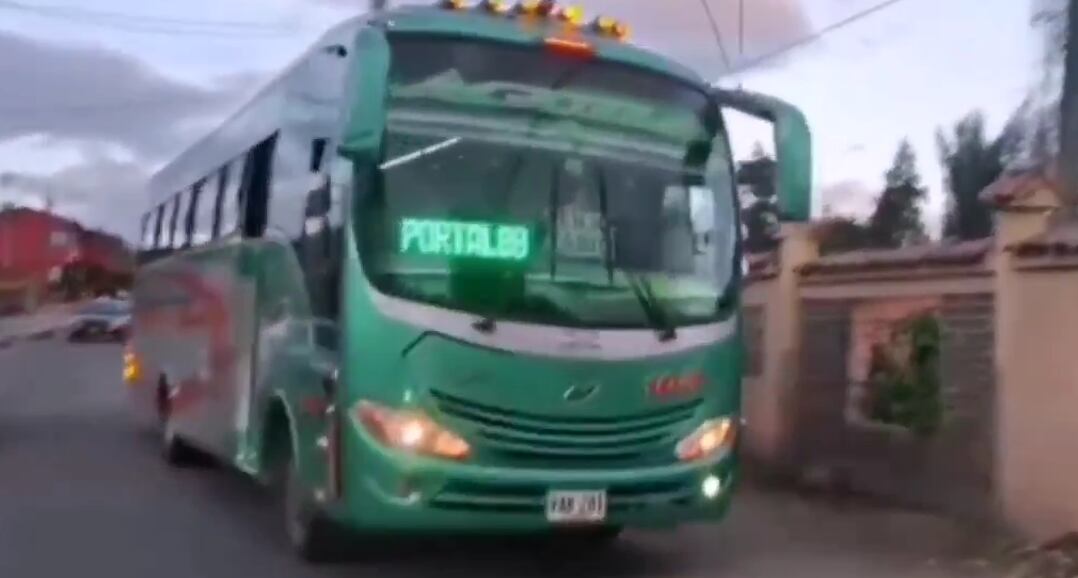 El conductor invade el carril contrario y se va de frente contra los motociclistas.