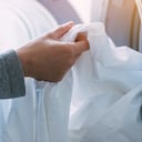 Clasifique sus sábanas antes de meterlas a la lavadora