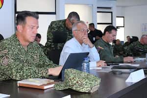 El Ministro Velásquez recibió un informe completo de parte de los mandos militares y policiales de la región.