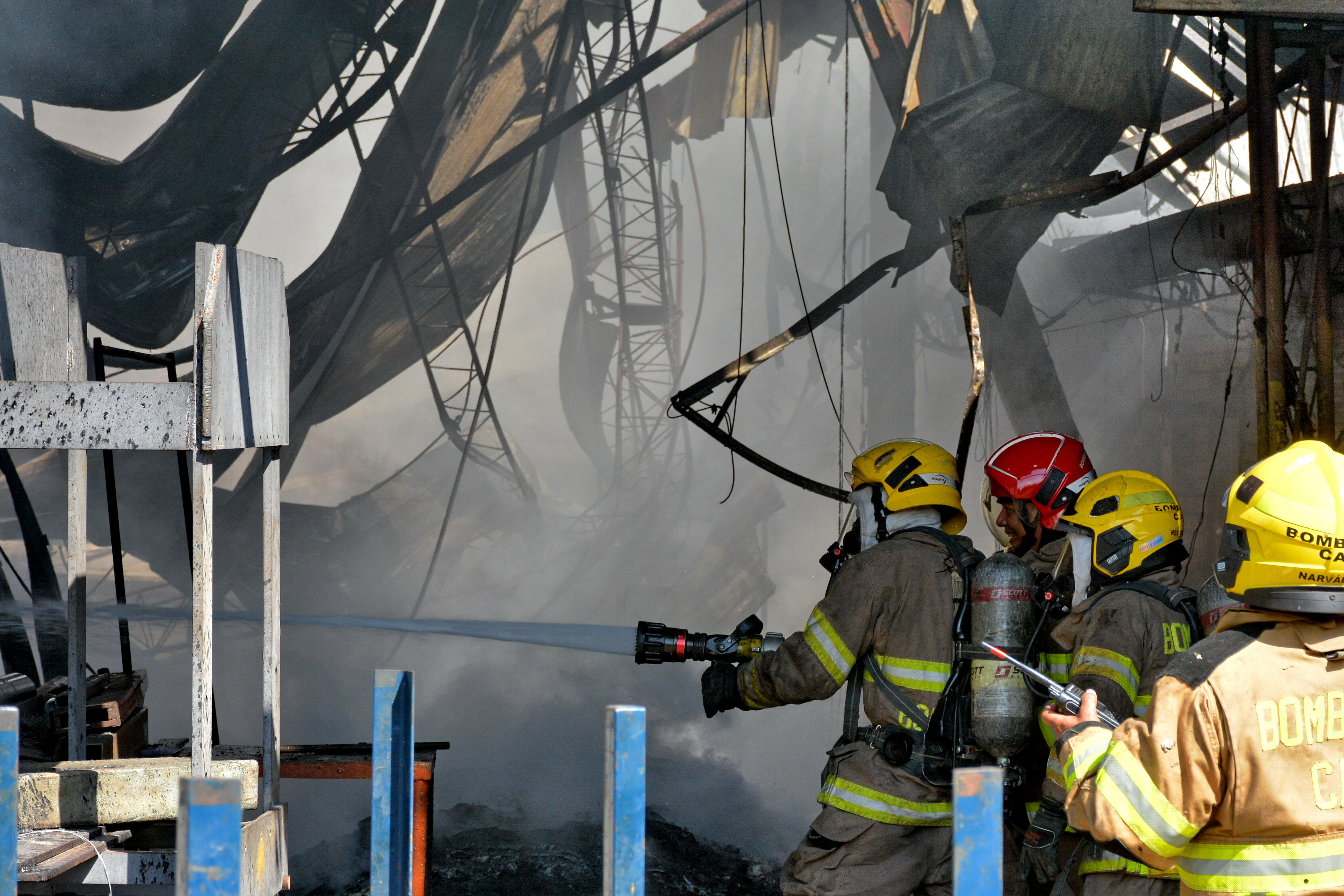 INCENDIO ESTRUCTURAL (BODEGA CALI TUBOS). Incendio estructural en la Nubia corregimiento de Villa Gorgona, desde las 07:33 horas, con afectación total de dos bodegas de almacenamiento de estibas plásticas. Empleados tratan de sacar material antes de que lo alcancen las llamas. Bomberos Cali apoyan las labores de extinción del fuego.