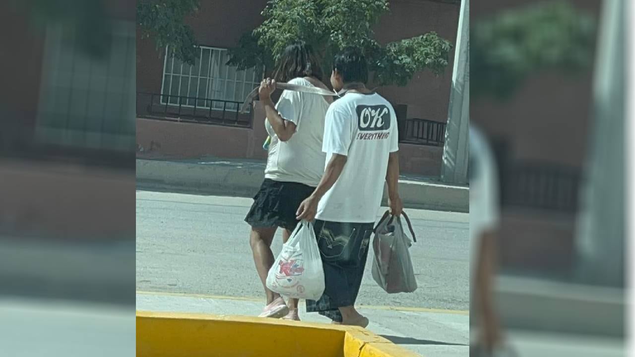 Polémica en redes sociales por mujer que lleva a su esposo con una correa.