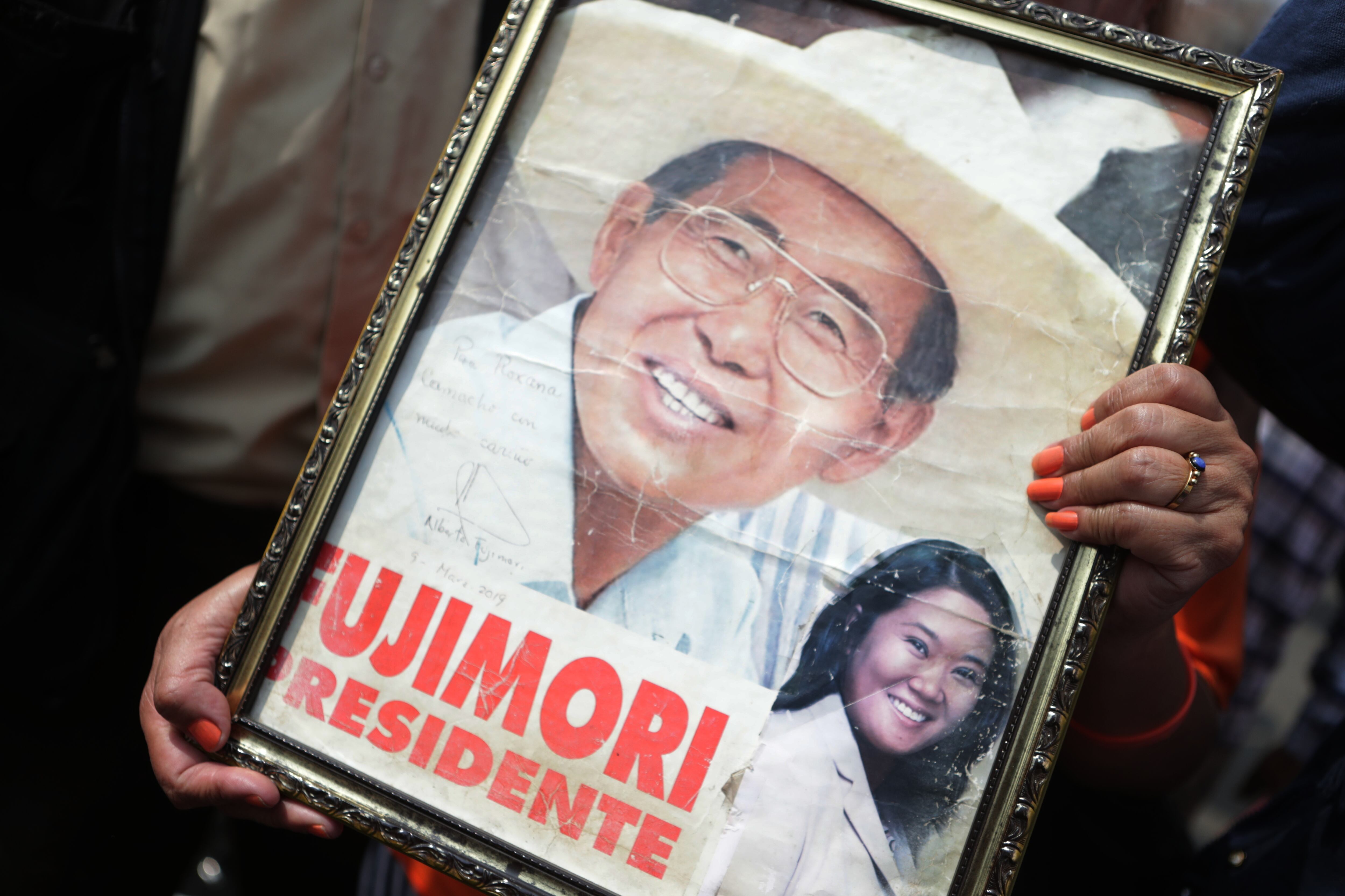 Partidarios del ex presidente Alberto Fujimori esperan afuera del Penal Barbadillo su liberación el 6 de diciembre de 2023 en Lima, Perú. El martes, el Tribunal Constitucional de Perú ordenó la liberación inmediata del ex presidente Alberto Fujimori, quien cumple una sentencia de 25 años en relación con los asesinatos de 25 peruanos por parte de escuadrones de la muerte en la década de 1990. Esta solicitud de indulto fue apelada por la Comisión Interamericana de Derechos Humanos.