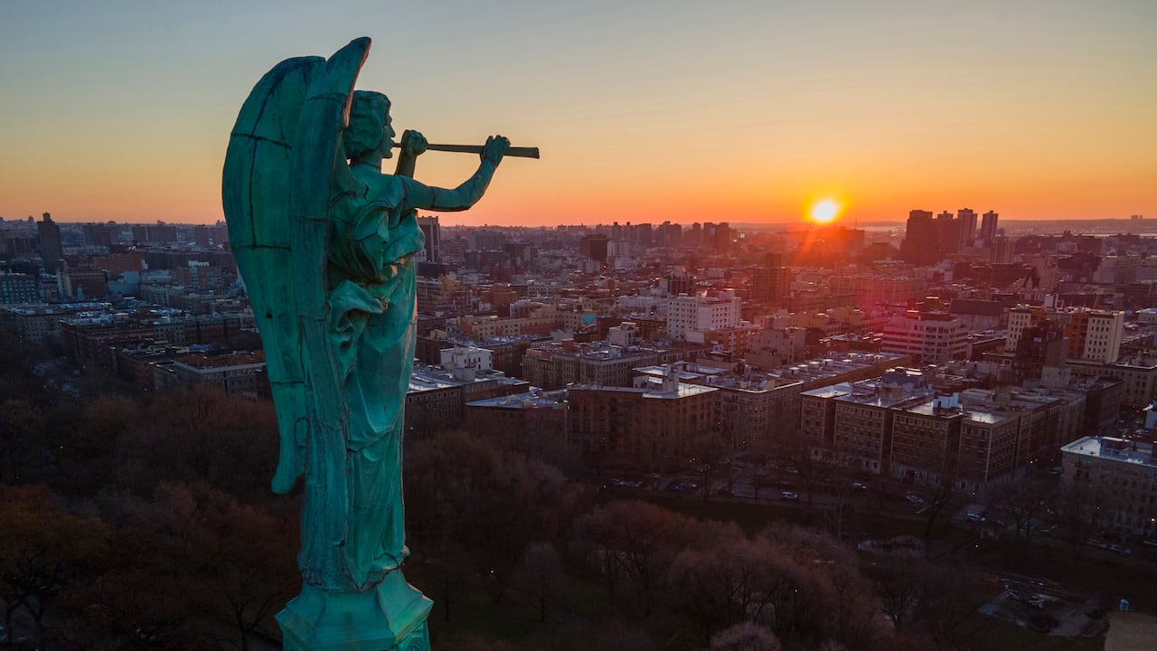 Fotografía de archivo de una estatua de bronce del ángel Gabriel tocando una trompeta sobre la catedral de San Juan el Divino en el vecindario Morningside Heights en Manhattan, Nueva York, el domingo 26 de marzo de 2023. (AP Foto/Ted Shaffrey, Archivo)