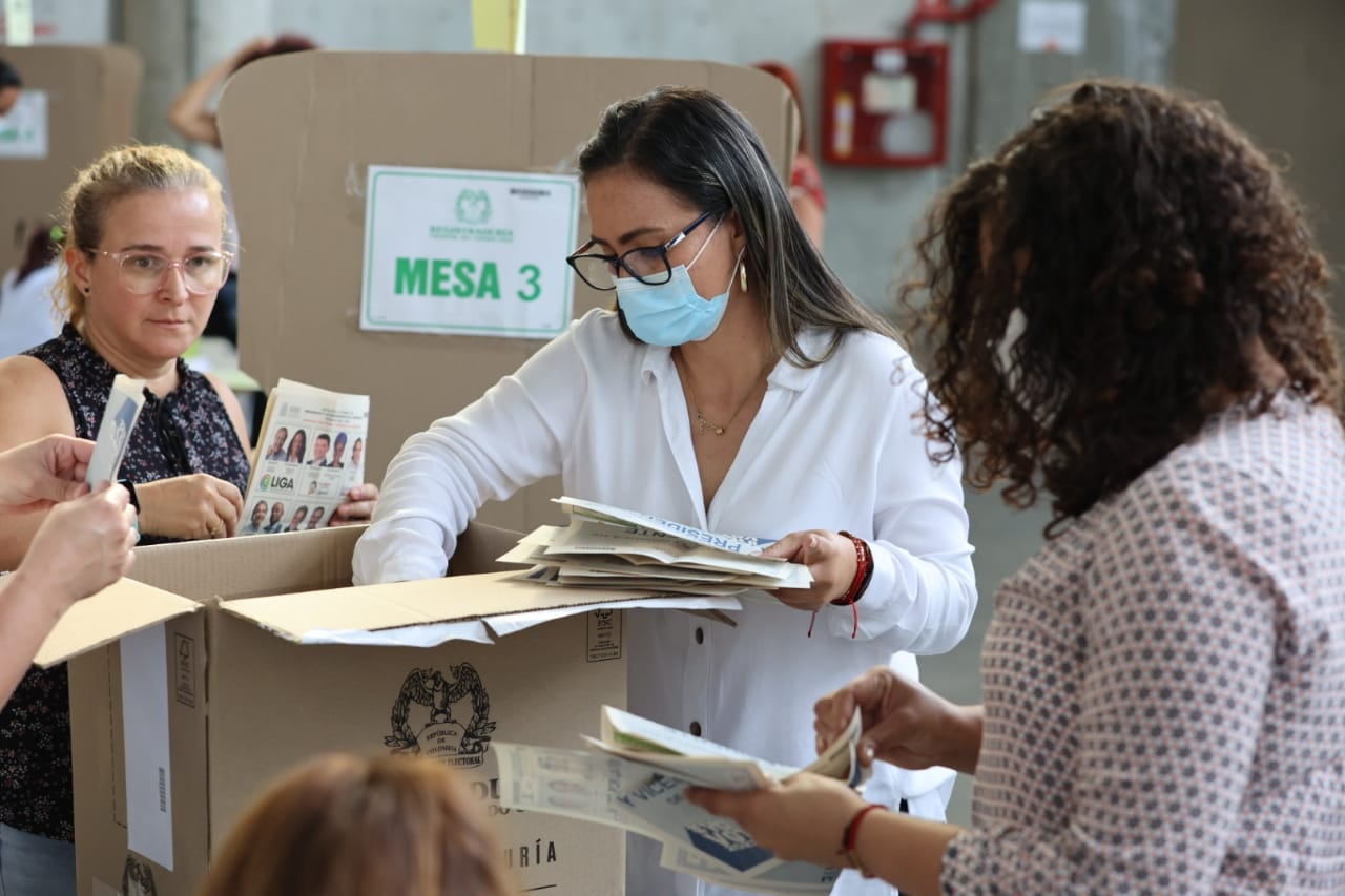 Cierre de Urnas en Medellin, tarjetones conteo