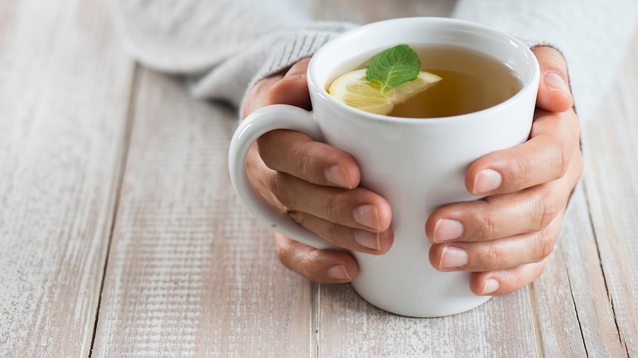 Entre otros de sus beneficios, se destaca que favorece el metabolismo y controlar el colesterol, por lo que se aconseja consumir este té en la mañana.