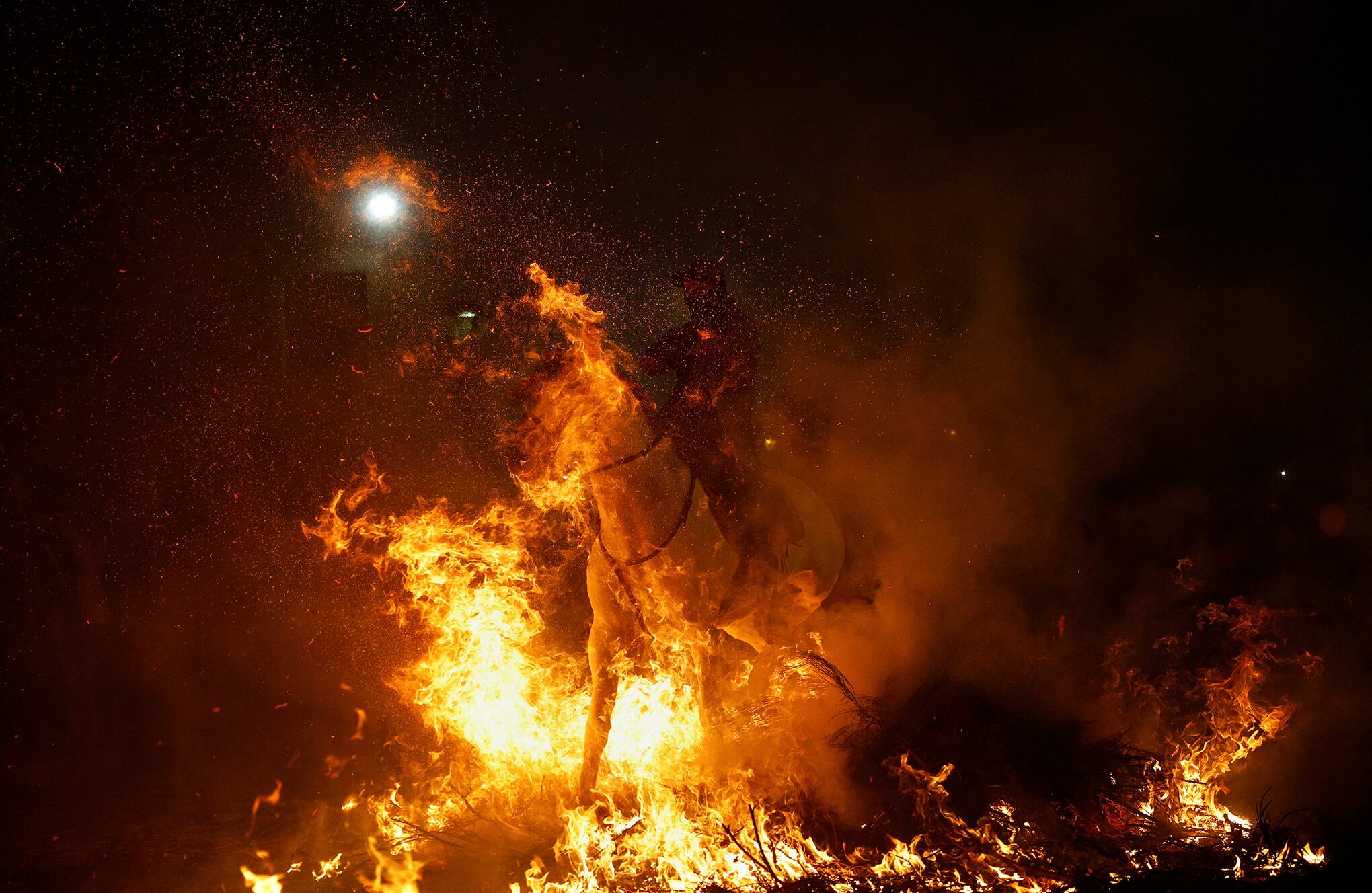 En imágenes : Un jinete atraviesa llamas durante la celebración anual de "Luminarias" en la víspera del día de San Antonio.