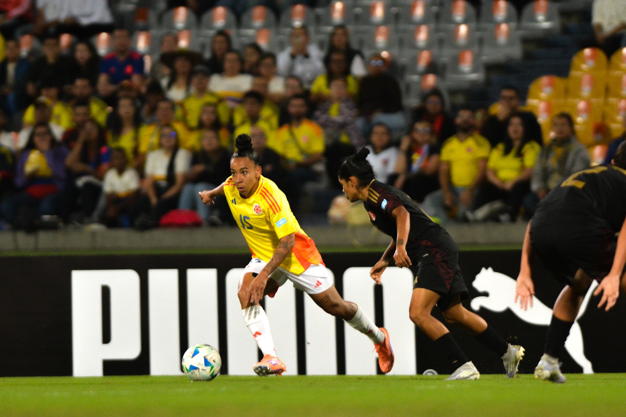 Imagen de partido entre Colombia y Perú por la fecha 1 de la Liga de Naciones Femenina.