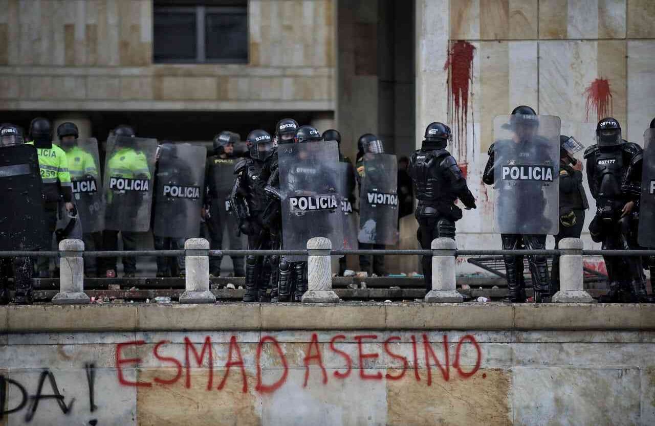 "Esmad asesino" fue uno de los mensajes que dejaron escritos los manifestantes sobre la fachada del Palacio de Justicia.