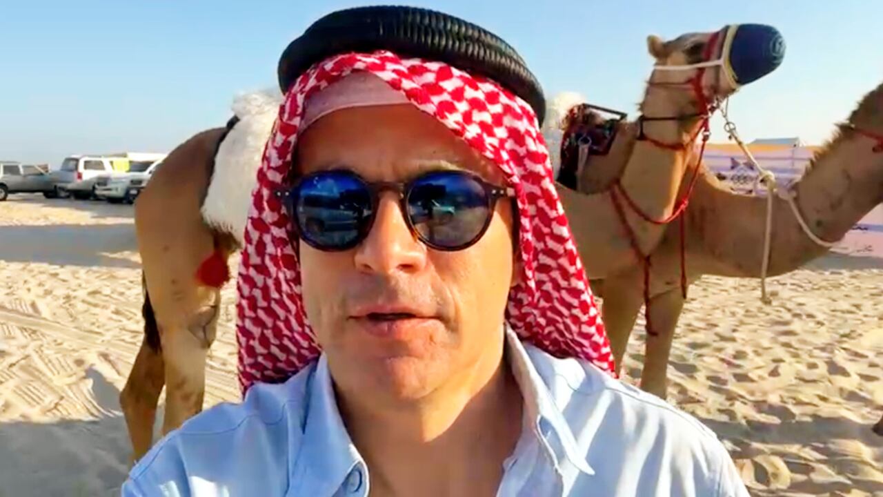 Juan Diego Alvira en el desierto de Qatar.
