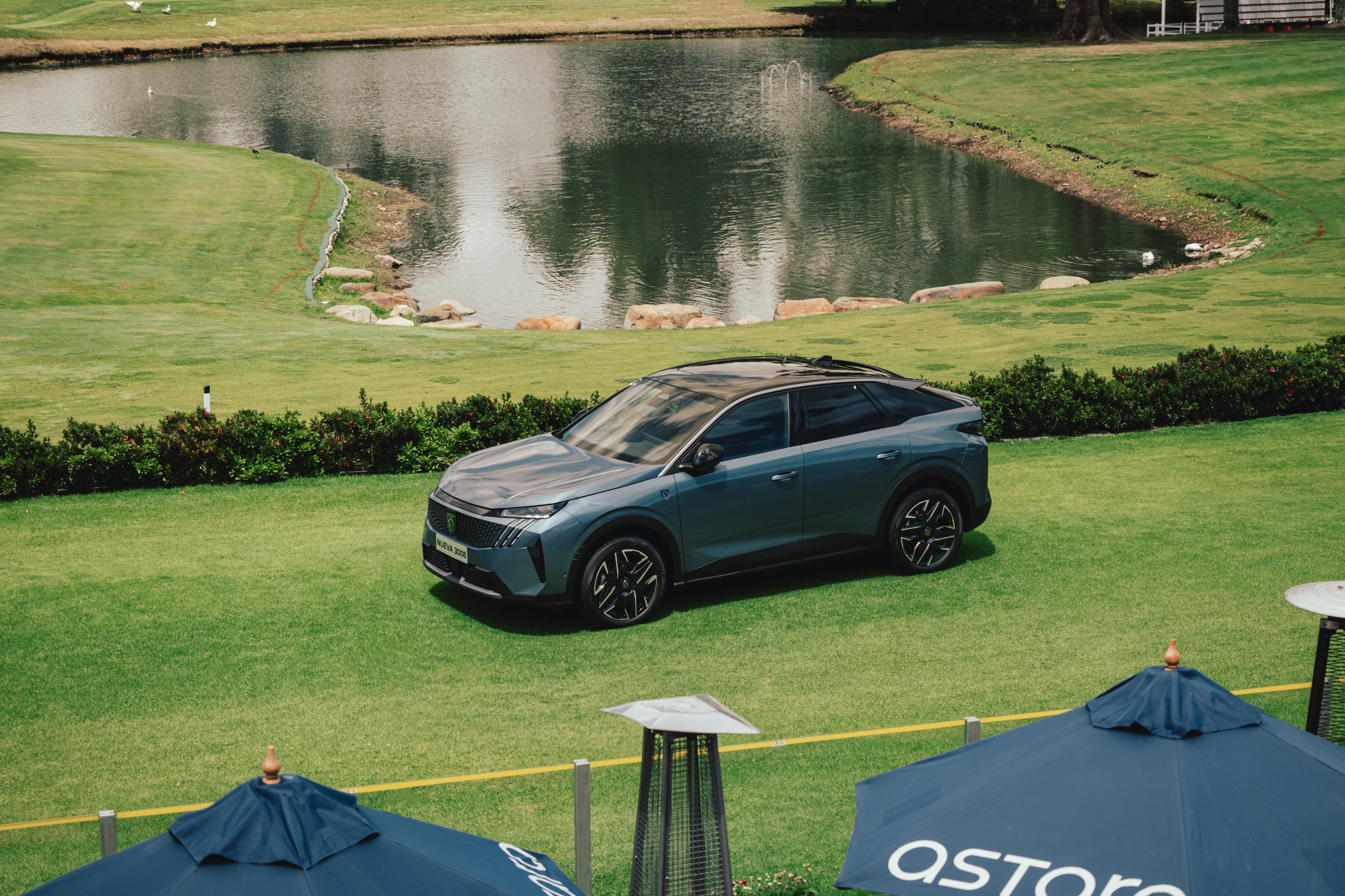 La Peugeot 3008 integra el Panoramic i-Cockpit, una llamativa pantalla de infoentretenimiento.
