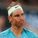 El español Rafael Nadal hace una mueca después de fallar un tiro contra el alemán Alexander Zverev durante su partido de primera ronda del Abierto de Francia en el estadio Roland Garros de París, el lunes 27 de mayo de 2024. (Foto AP/Jean-Francois Badias)