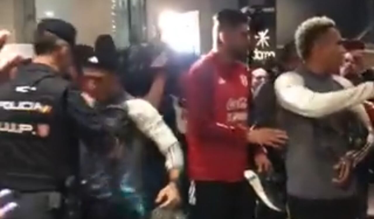 Jugadores de Perú se disponían a compartir con sus hinchas.