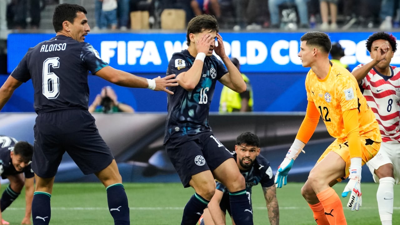 Damián Bobadilla se lamenta tras encajar el primer autogol del Mundial 2026.