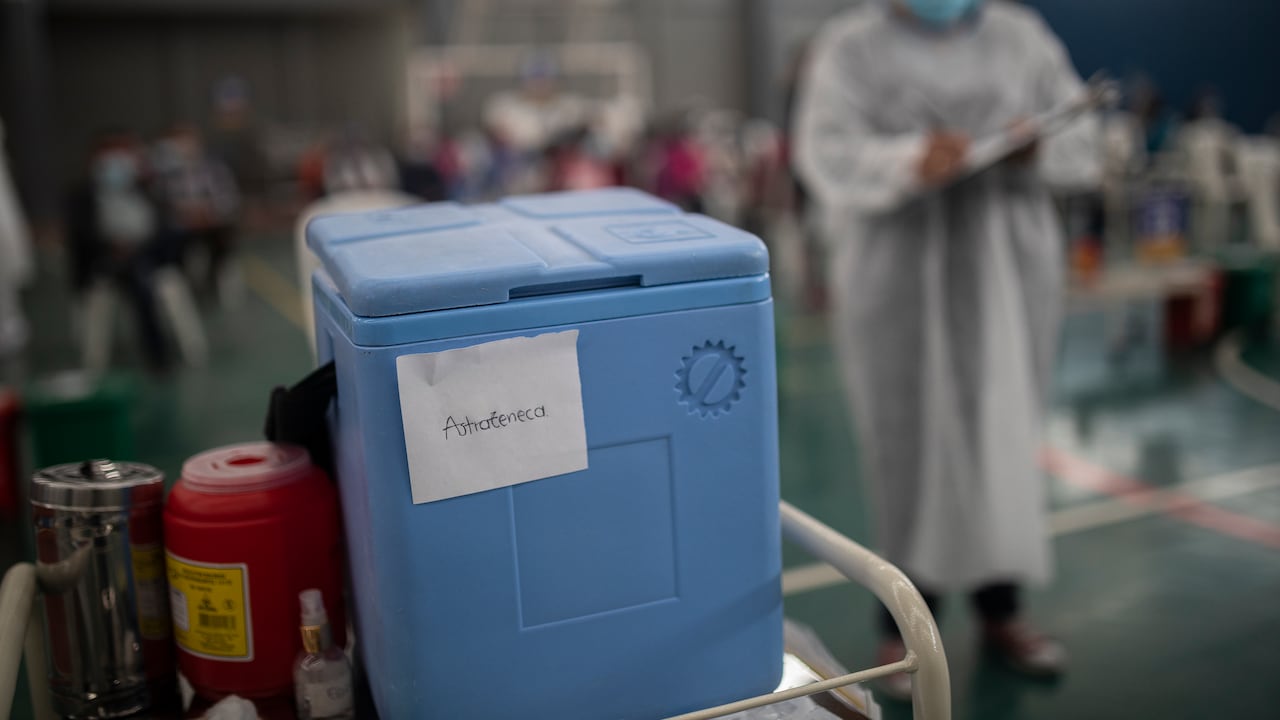 Jornada de vacunación contra covid-19 en el Coliseo de Tibabuyes, en Bogotá.