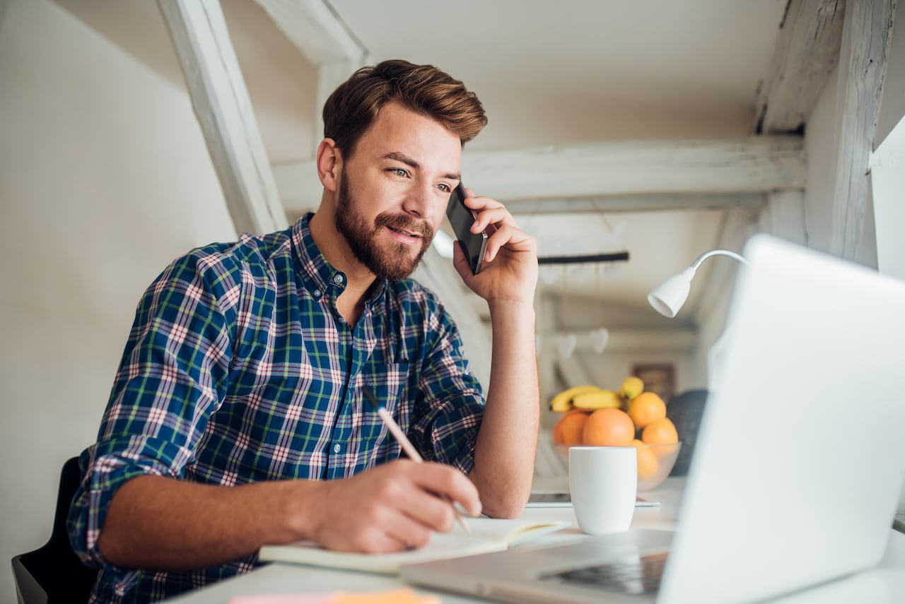 Muchas personas usan plataformas digitales para encontrar trabajo.