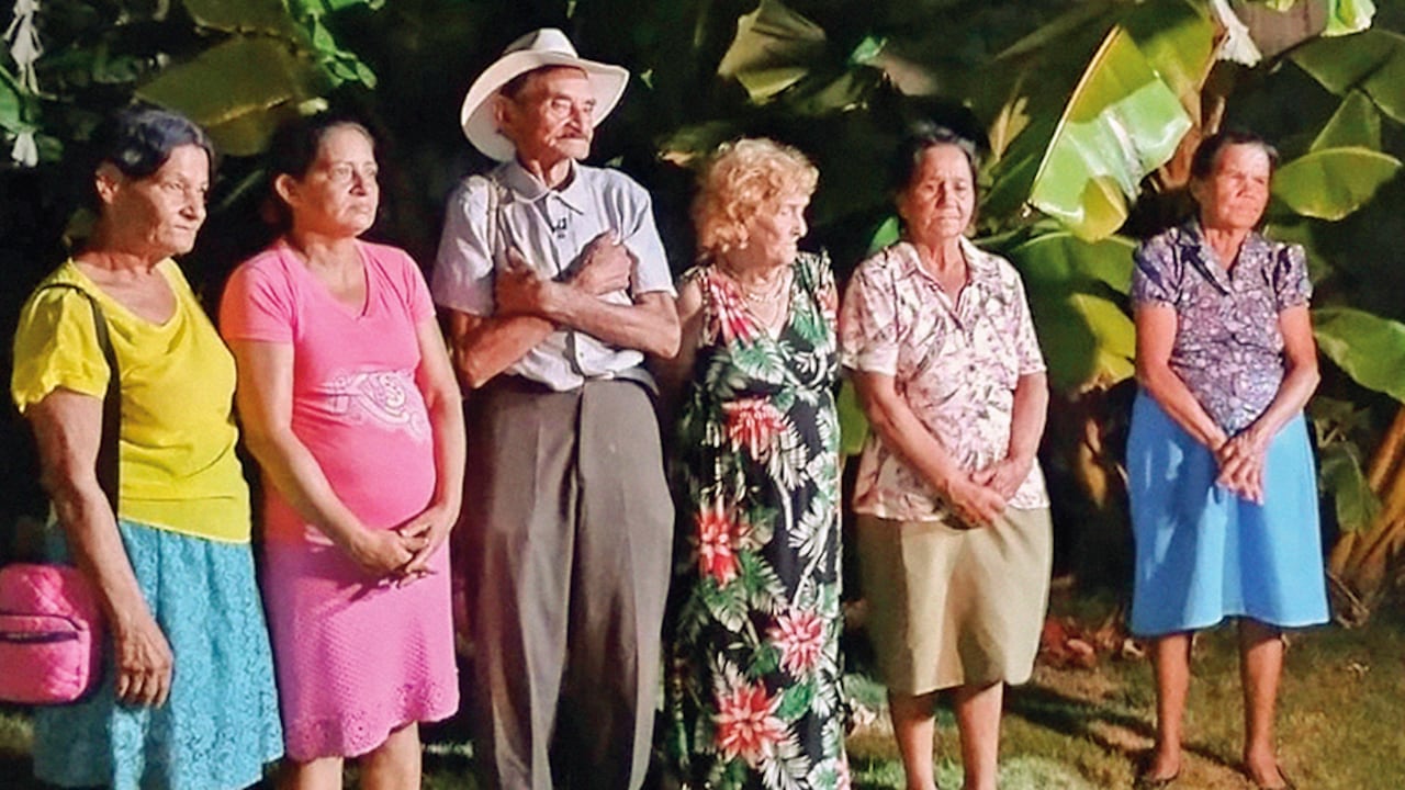 Don Víctor, a sus 92 años, convive con sus esposas y parte de sus hijos. Tiene más de 100 nietos y su fama trascendió fronteras. Es uno de los hombres más fértiles de Colombia y Latinoamérica. El menor de sus hijos tiene 13 años.