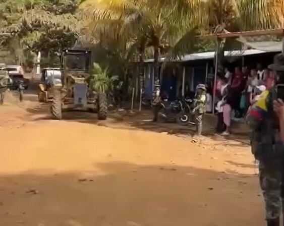 Este es el momento cuando la retroexcavadora y las volquetas llegan a esta zona de la denominada cordillera patiana.