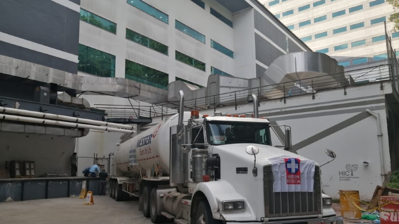 Camión llegando a uno de los hospitales a entregar el oxígeno.
